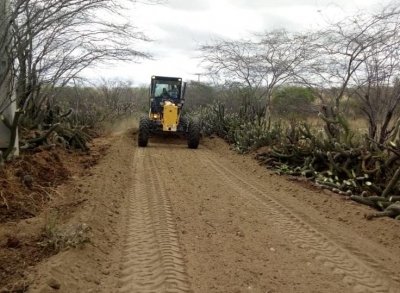 Prefeitura utiliza piçarro na estrada que dá acesso ao Sítio Jacu.